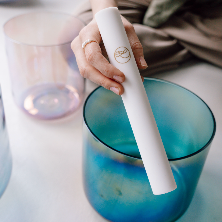 Das Anspielen einer Senti Bowl, einer hochwertigen Kristallklangschale für Sound Meditation