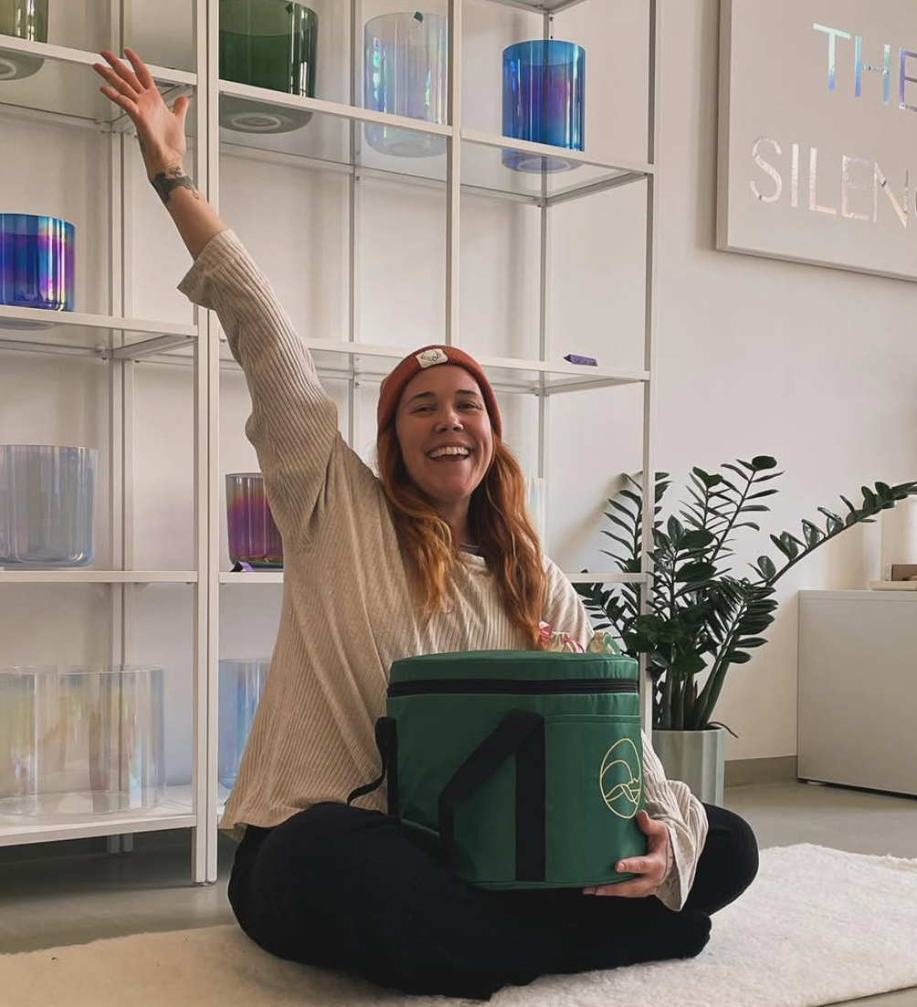 Pia, Senti Sound Practitioner mit ihren Senti Bowls Kristallklangschalen