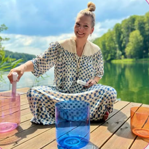 Jule, Senti Sound Practitioner mit ihren Senti Bowls Kristallklangschalen