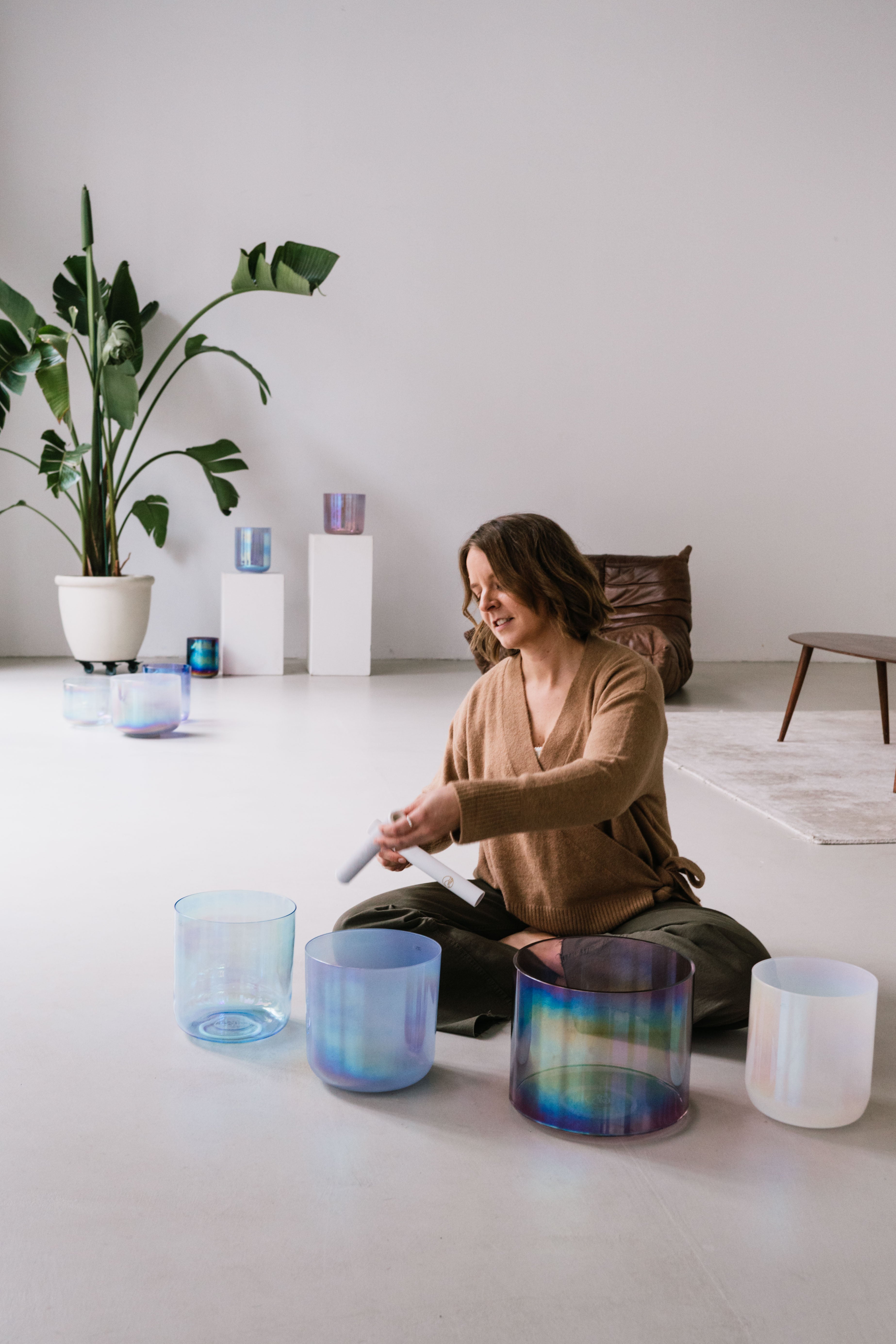 Anike, einer der beiden Sound Practitioner und Gründerinnen von Senti Bowls mit ihren wunderschönen Kristallklangschalen für Sound Meditationen in einem Yoga Studio in Berlin