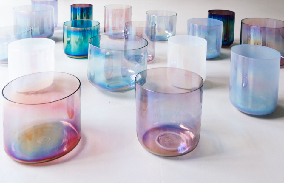 Eien riesige Auswahl an Senti Bowls Kristallklangschalen vor Ort in Berlin