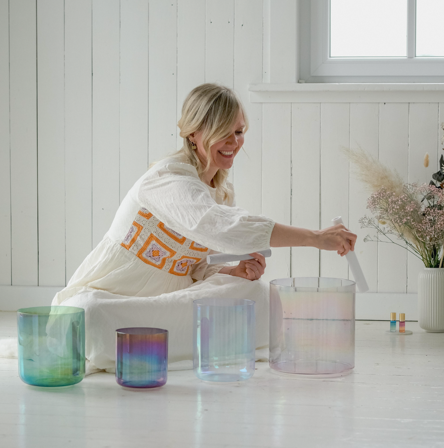 Katrin, Senti Sound Practitioner mit ihren Senti Bowls Kristallklangschalen