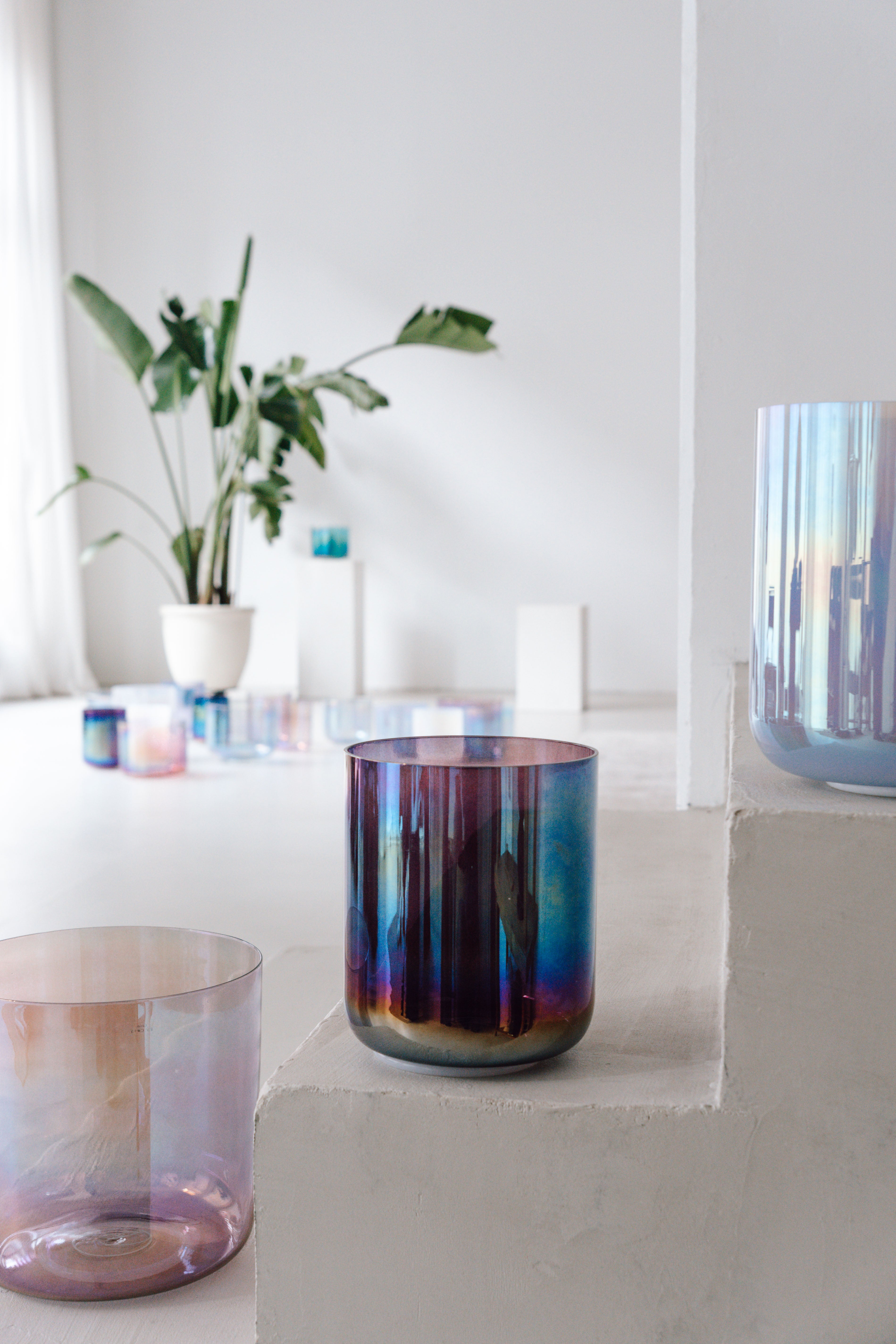 Eine große Auswahl an hochwertigen Kristallklangschalen für die Sound Meditation von Senti Bowls in einem Showroom in Berlin