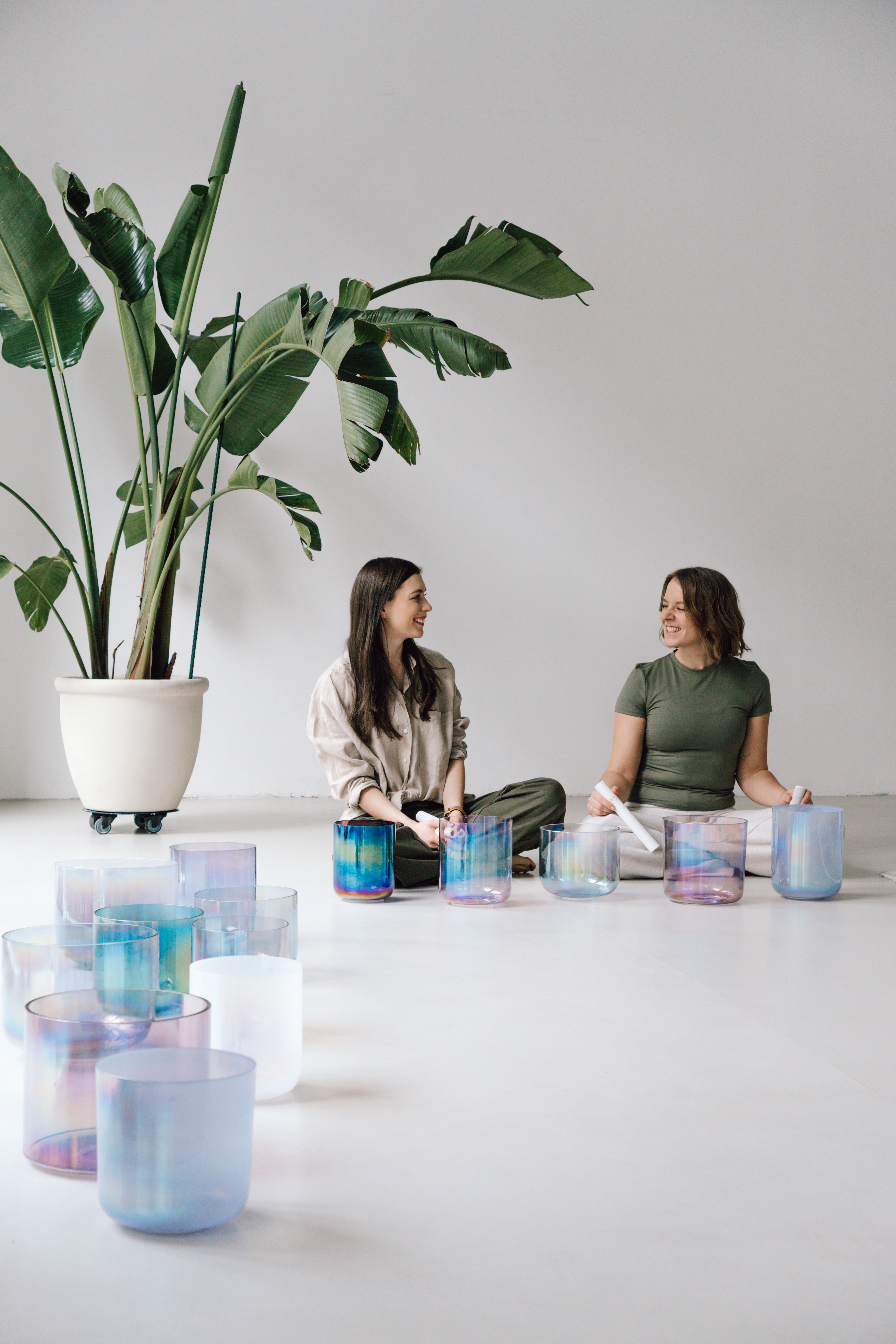 Lea und Anike, die beiden Sound Practitioner und Gründerinnen von Senti Bowls mit ihren wunderschönen Kristallklangschalen für Sound Meditationen in einem Yoga Studio in Berlin