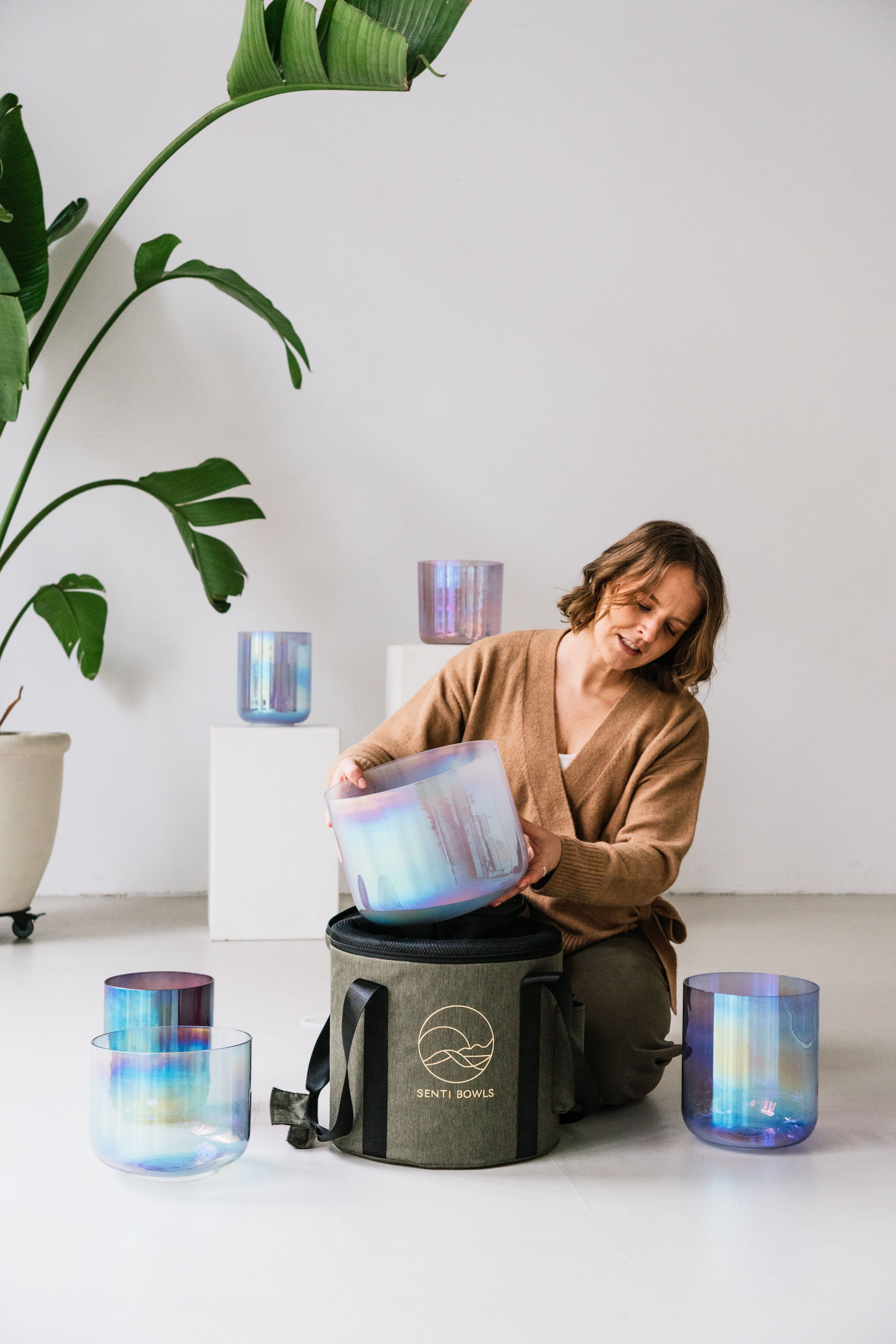 Anike, eine Sound Practitionerin von Senti Bowls verpackt ihre wunderschönen Kristallklangschalen für Sound Meditationen in einer hochwertigen Transporttasche von Senti Bowls