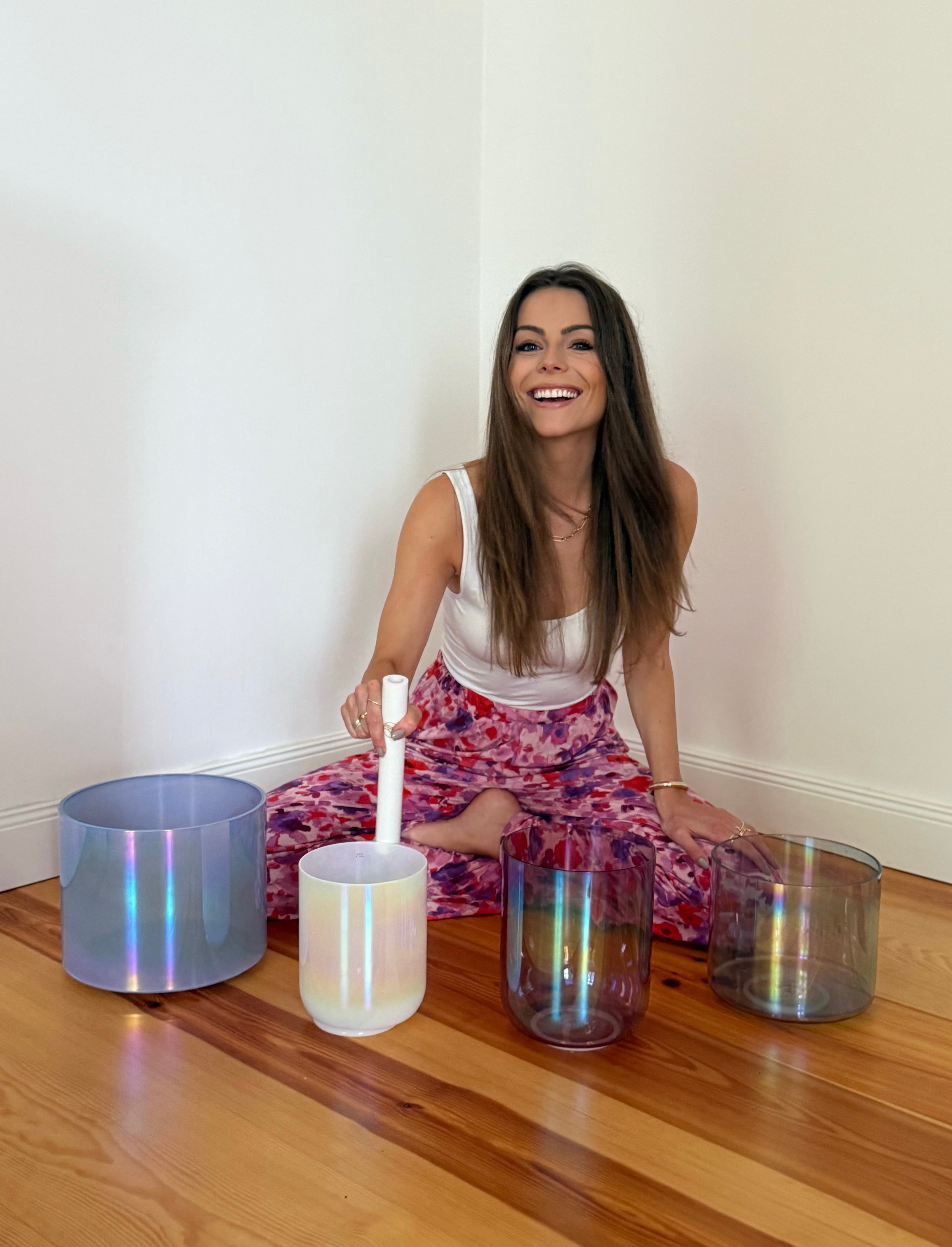 Nataly, Senti Sound Practitioner mit ihren Senti Bowls Kristallklangschalen