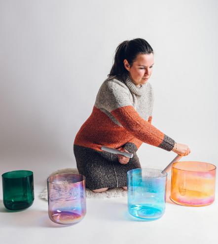 Charly, Senti Sound Practitioner mit ihren Senti Bowls Kristallklangschalen